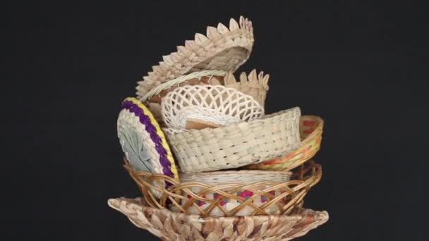 传统篮子的纺纱堆 黑色背景 — 图库视频影像