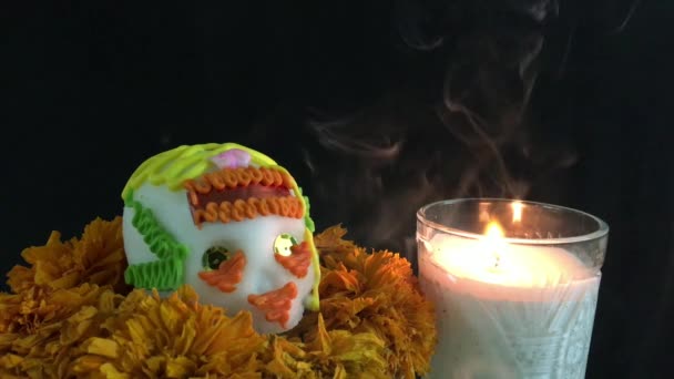 正宗的糖头骨与蜡烛在死亡的一天 — 图库视频影像