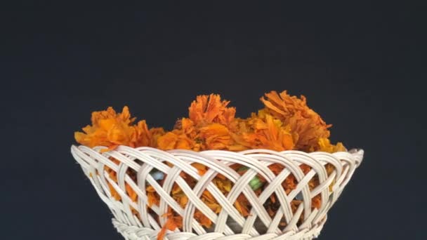 Auténtica Cesta Con Flores Cempasuchitl Para Día Los Muertos — Vídeo de stock