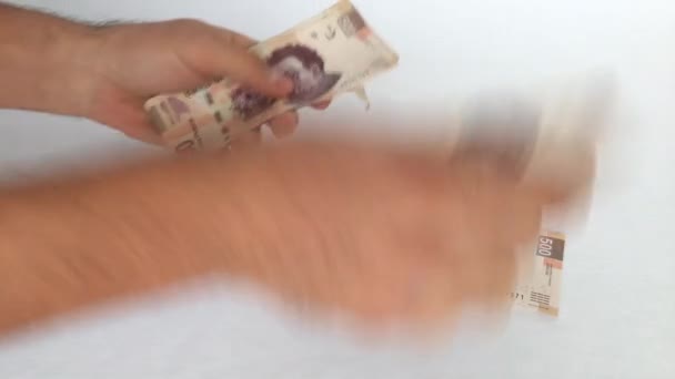 Χέρι Βάζοντας Μεξικάνικα Χρήματα Στο Τραπέζι — Αρχείο Βίντεο