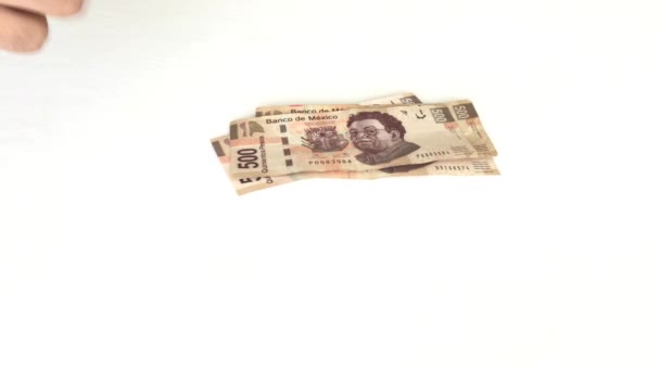 Рука Кладет Мексиканские Деньги Стол — стоковое видео