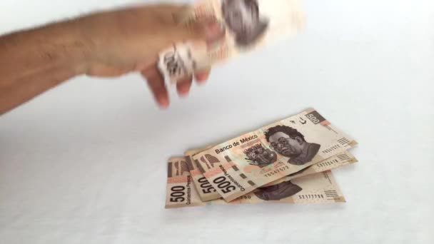 Hand Legt Mexikanisches Geld Auf Den Tisch — Stockvideo