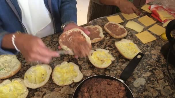 Preparación Varios Sándwiches Mexicanos — Vídeo de stock