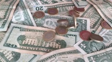 Meksika sikkeleri yavaşça dolarların üzerine düşüyor.