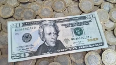 Farklı Amerikan fatura notları Meksika paralarının üzerine ağır çekimde düşüyor