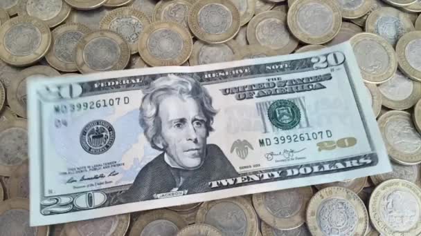 Diferentes Billetes Estadounidenses Cayendo Cámara Lenta Sobre Monedas Mexicanas — Vídeos de Stock