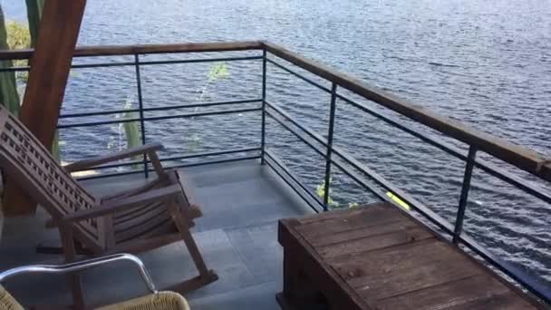 Balkon Relaksasi Dekat Danau — Stok Video