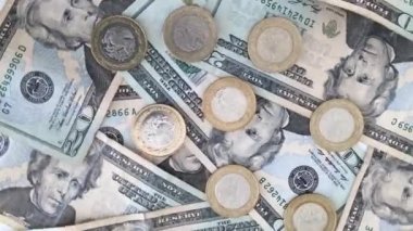 Dolar yatağının üzerinde Meksika Para Birimi