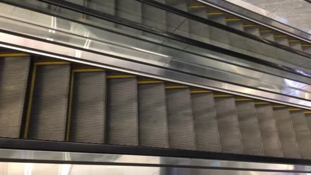 Κενό Κυλιόμενες Σκάλες Στο Εμπορικό Κέντρο — Αρχείο Βίντεο