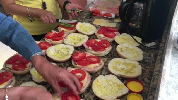 Производство Настоящих Мексиканских Сэндвичей — стоковое видео