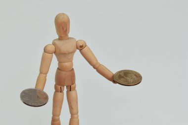 Çin ve Amerikan sikkeleri taşıyan ahşap heykel