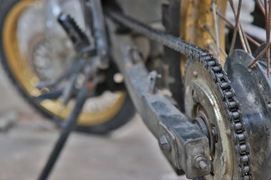 Yakın çekim çamurlu arka tekerlek ve motor, dirt bike, Ayrıntılar