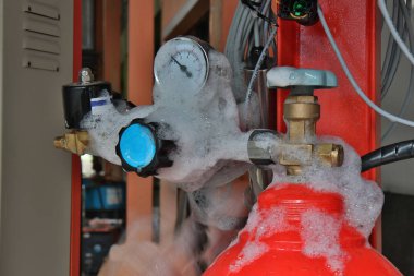 Gaz kaçağı denetleyin. Pressureregulator kabarcıklar tarafından Tank co2 dükkanda için set ölçmek