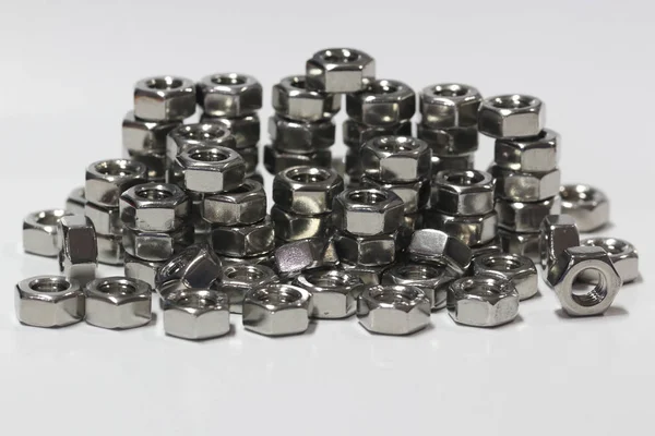 Somun ve civata stanless metalik bağlantısı.