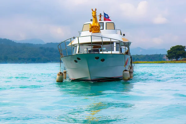 Nantou ilçe - 15 Kasım 2017: göle ünlü cazibe, Tayvan güneş ay gölde tekne.