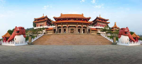Yuchi, Tayvan - 15 Kasım 2017: güneş ay Gölü Milli manzara alan tapınakta Wenwu. ünlü turistik Yuchi, Nantou, Tayvan spot.