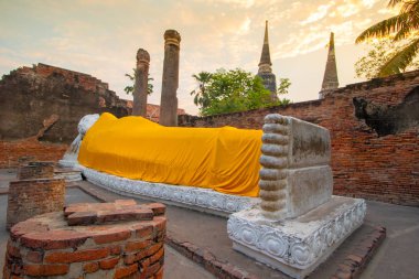 Pagoda ve Buda'nın durumu Wat Yai Chaimongkol, Ayutthaya, Tayland