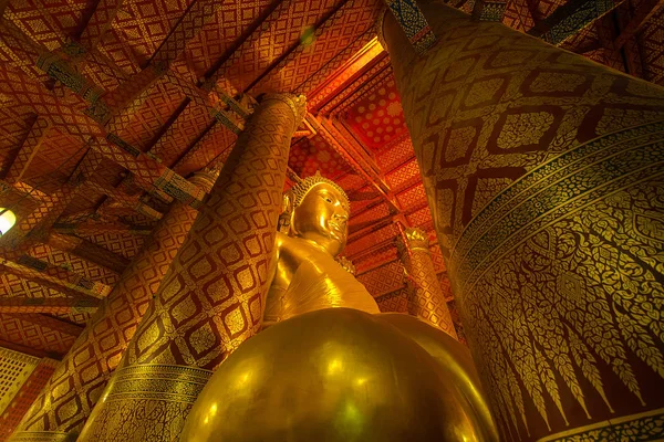 アユタヤのワット Phanan チョンモンビーチ寺院の巨大な黄金の仏像 — ストック写真