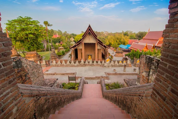 Pagoda ve Buda'nın durumu Wat Yai Chaimongkol, Ayutthaya, Tayland