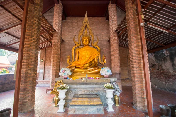 Buda heykelleri ve Buda'nın durumu Wat Yai Chaimongkol, Ayutthaya, Tayland oturan hizalı