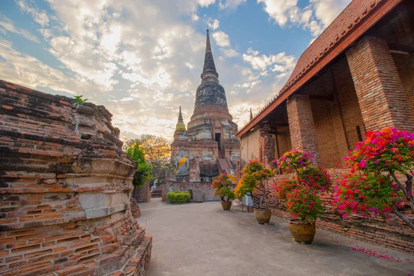 Pagoda ve Buda'nın durumu Wat Yai Chaimongkol, Ayutthaya, Tayland