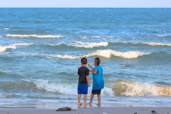 Two Children Playing Sandy Beach Sea Thailand — Stock Photo, Image