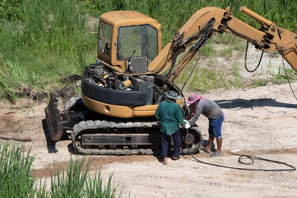 Workers Repairing Bulldozer Bucket Outdoor — Stock Photo, Image