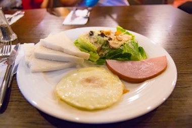 Kahvaltı yemek ekmek jambon ve salata ile