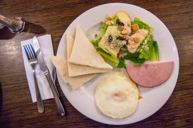 Kahvaltı yemek ekmek jambon ve salata ile