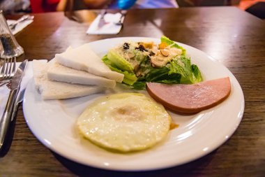 Kahvaltı yemek ekmek jambon ve salata ile