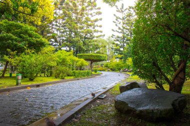 Çalılar ve yeşil çimler, peyzaj tasarımı ile geçit park
