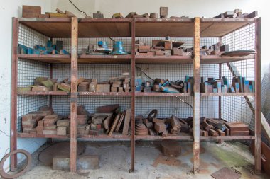 eski stil depolama rafları yerleştirilir.