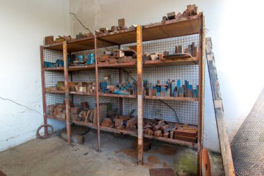 eski stil depolama rafları yerleştirilir.