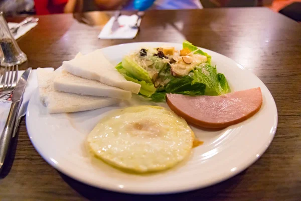 Kahvaltı yemek ekmek jambon ve salata ile