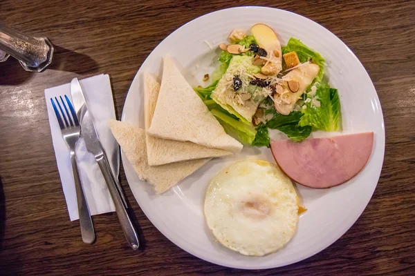 Kahvaltı yemek ekmek jambon ve salata ile