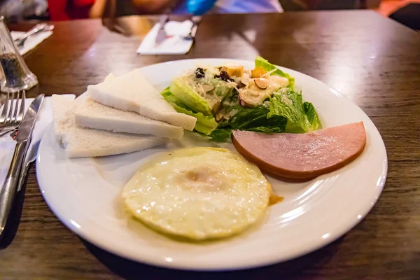 Kahvaltı yemek ekmek jambon ve salata ile