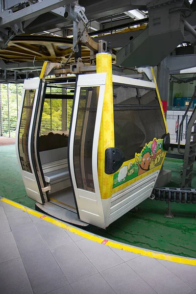 Taipei, Tayvan - 15 Kasım 2017: Maokong teleferik teleferik. Maokong gondol Taipei bir gondol Asansör ulaşım sistemi olduğunu.