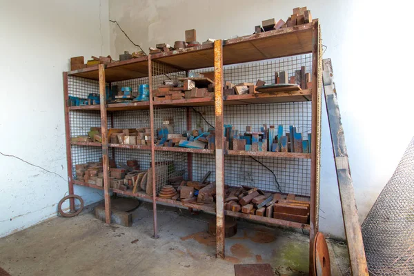 eski stil depolama rafları yerleştirilir.