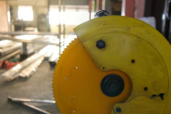 Arka plan bulanık üzerinde daire testere bıçağı kadar yakın