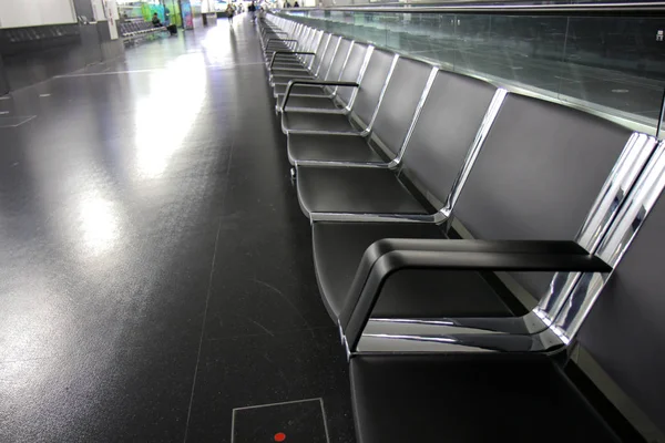 Satır Havaalanında Bekleme Salonunda Siyah Sandalye — Stok fotoğraf