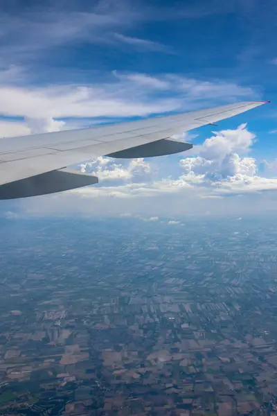 Uçağı ele gelen güzel havadan görünümü