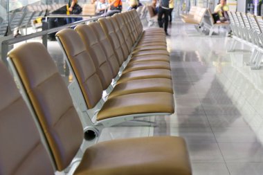 Satır havaalanında bekleme salonunda kahverengi koltukları