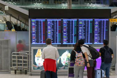 Havaalanı, seyahat kavramlar, gelenler, turist gezgin ayakta ve uçuş programı