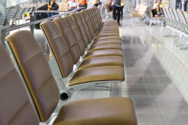 Рядки Коричневий Стільців Лаунжі Очікування Аеропорту — стокове фото