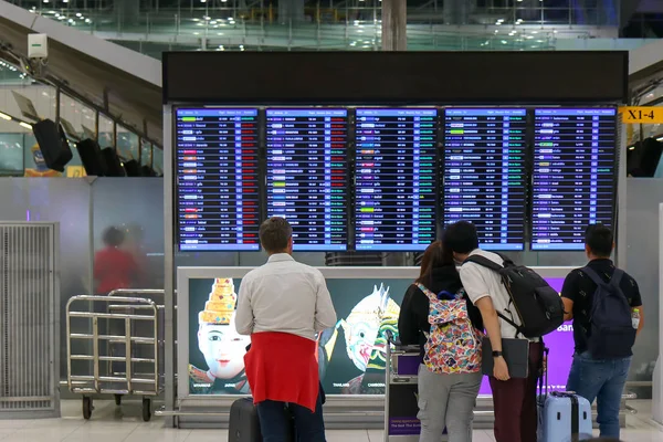 Havaalanı, seyahat kavramlar, gelenler, turist gezgin ayakta ve uçuş programı