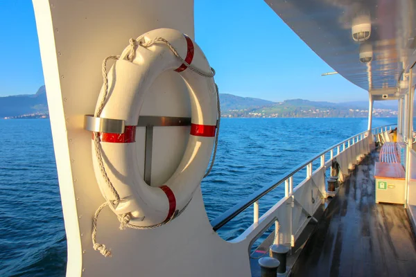 Κόκκινο Και Λευκό Ασφάλεια Torus Σωσίβιο Που Κρέμονται Στο Σκάφος — Φωτογραφία Αρχείου