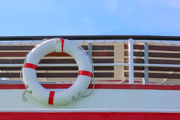 Torus Keamanan Merah Dan Putih Atau Pelampung Tergantung Perahu — Stok Foto