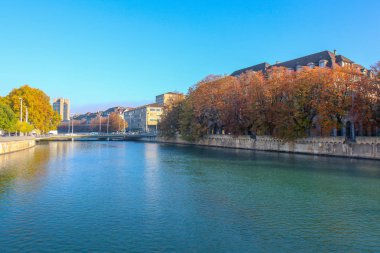 Tarihi şehir merkezi güzel manzara mavi gökyüzü ve bulutlar ile güneşli bir yaz, Zürih, İsviçre