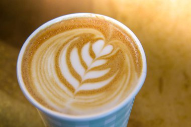 Kahve barista süt köpük ile bir almak uzakta fincan tutarak 