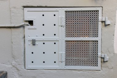 Zemin kat penceresinden bir metal bariyer ile